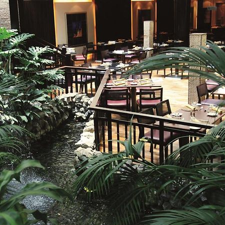 Radisson Blu Resort, שארג'ה מסעדה תמונה The interior of the hotel