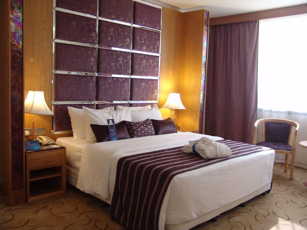 Radisson Blu Resort, שארג'ה מראה חיצוני תמונה A bedroom in a hotel