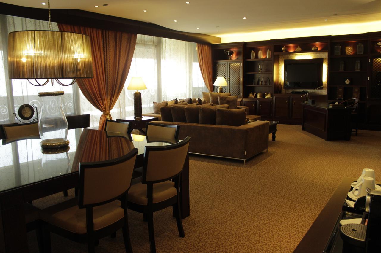 Radisson Blu Resort, שארג'ה מראה חיצוני תמונה The interior of a suite at the airport