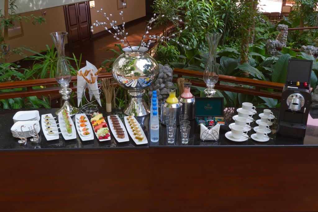Radisson Blu Resort, שארג'ה מראה חיצוני תמונה A cocktail bar
