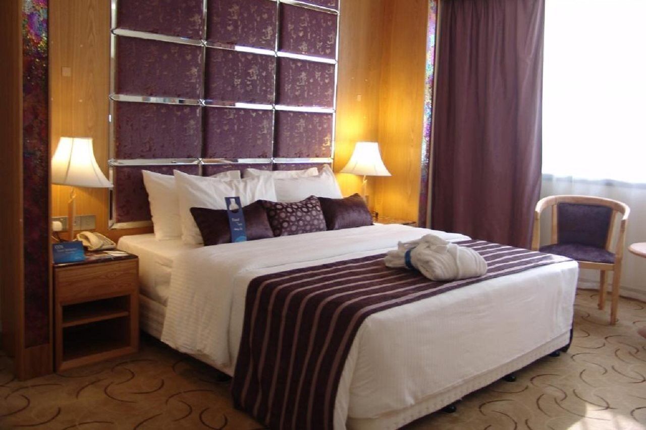 Radisson Blu Resort, שארג'ה מראה חיצוני תמונה A bedroom in a hotel
