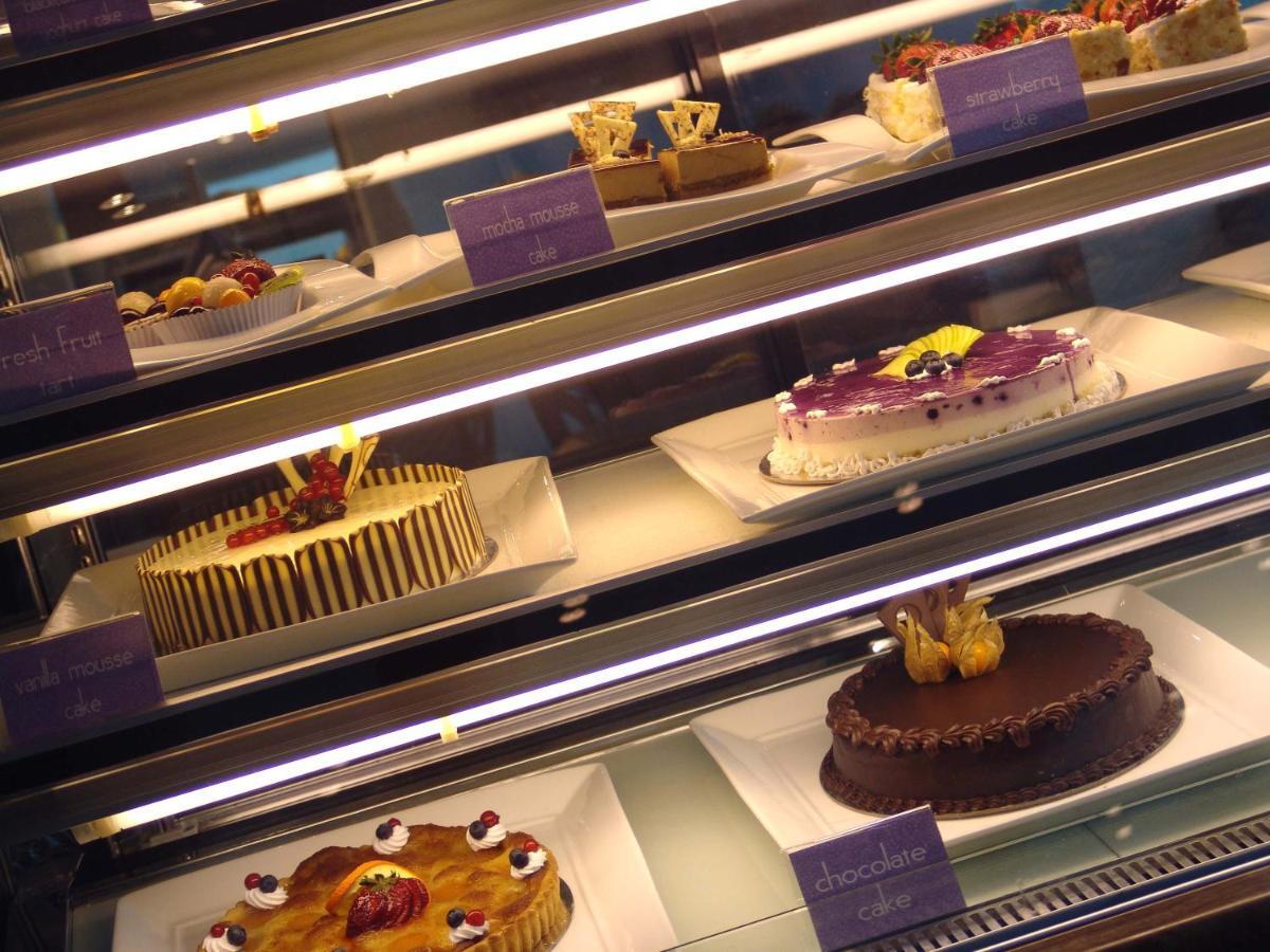 Radisson Blu Resort, שארג'ה מראה חיצוני תמונה Cakes in a display case