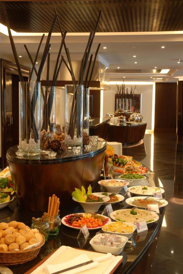 Radisson Blu Resort, שארג'ה מראה חיצוני תמונה A buffet at a hotel