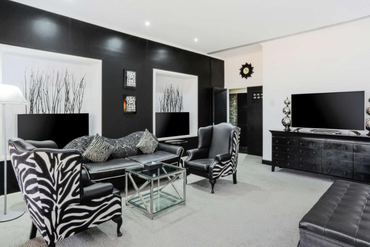 Radisson Blu Resort, שארג'ה מראה חיצוני תמונה A living room with zebra print furniture