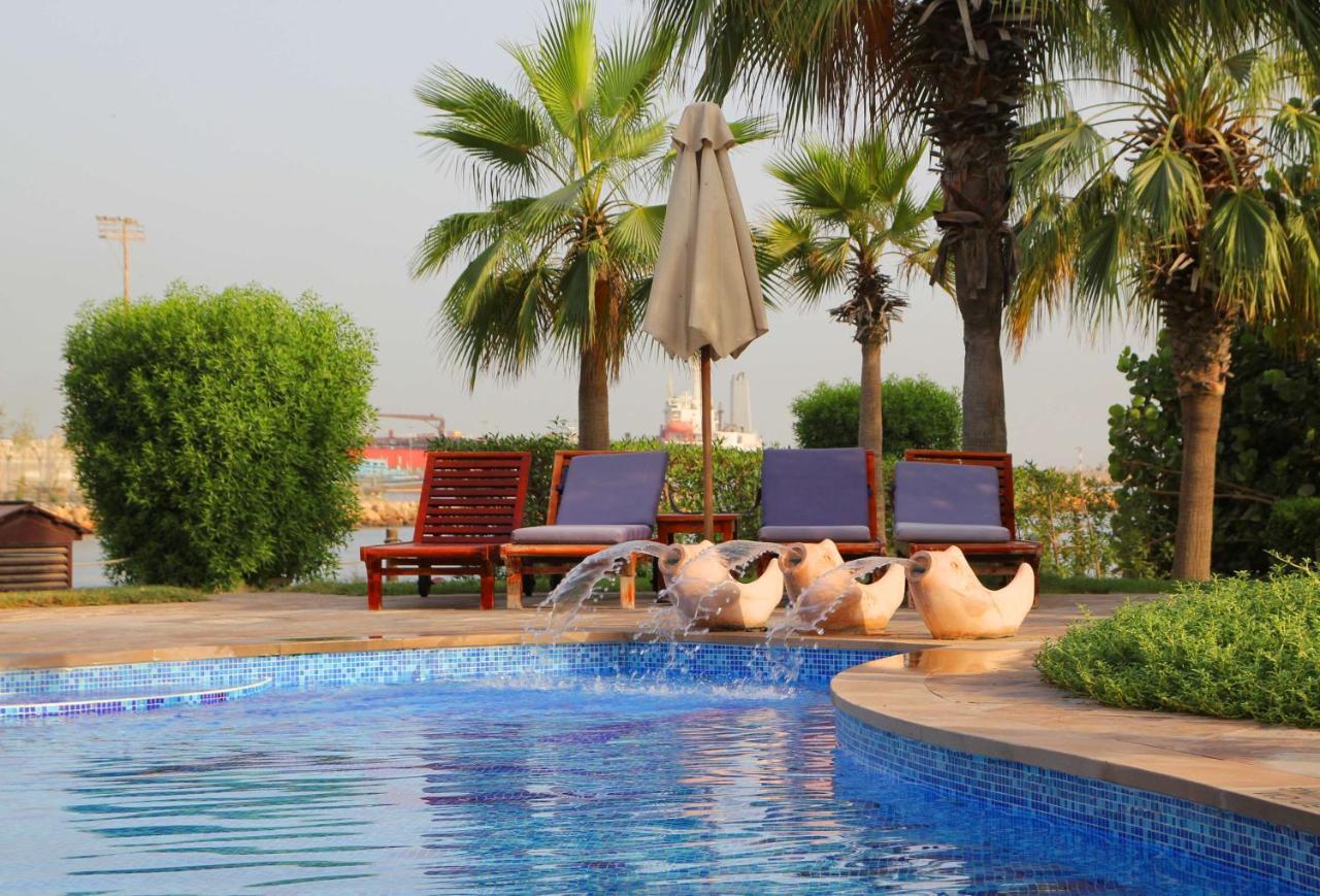 Radisson Blu Resort, שארג'ה מראה חיצוני תמונה The pool at the hotel