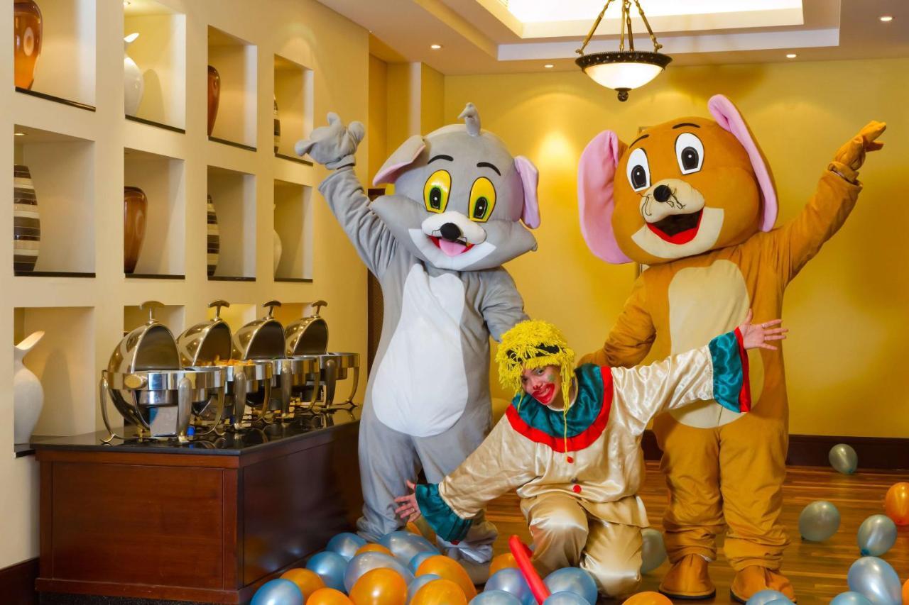Radisson Blu Resort, שארג'ה מראה חיצוני תמונה Tom and Jerry at a party