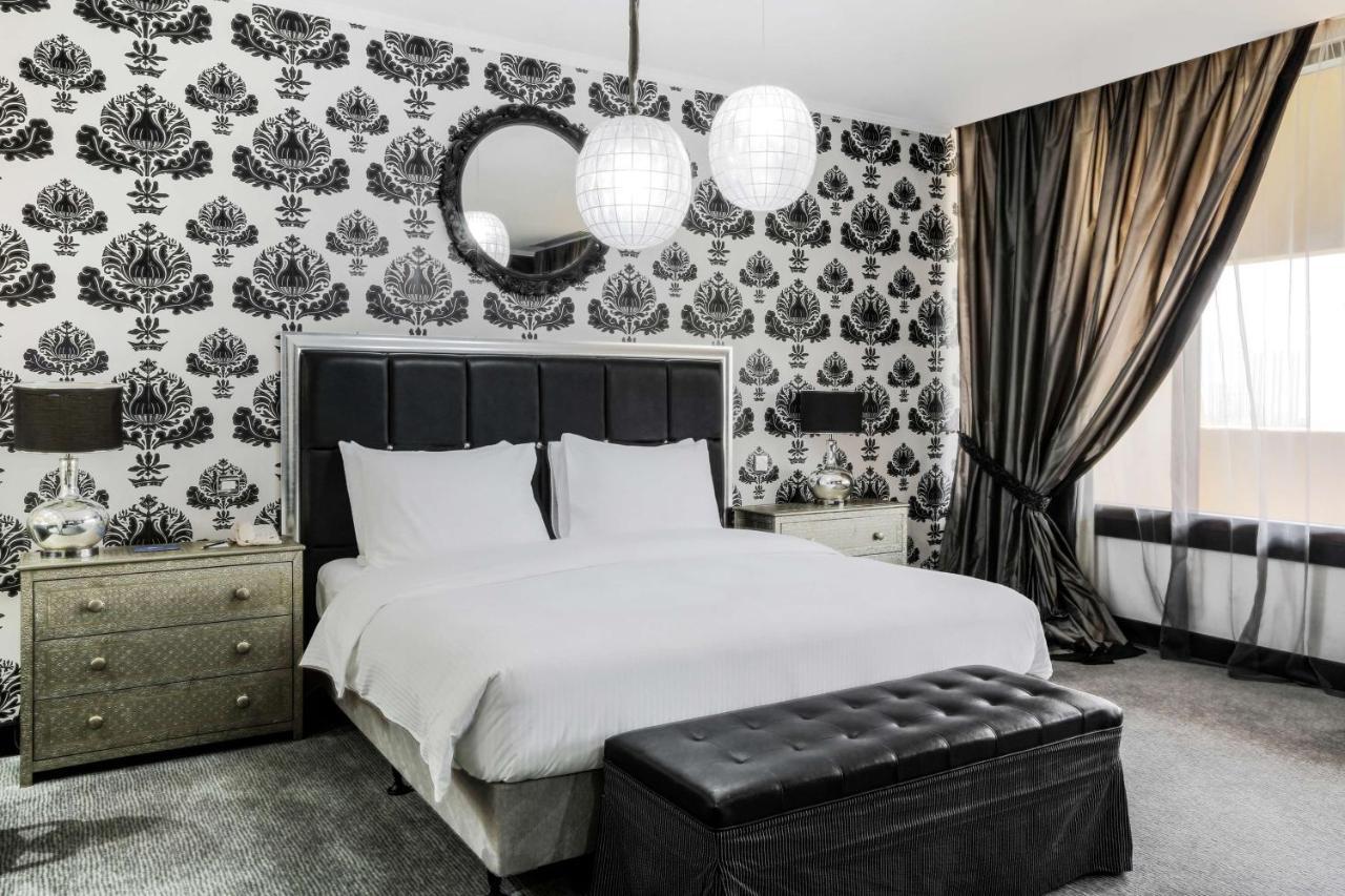 Radisson Blu Resort, שארג'ה מראה חיצוני תמונה A bedroom with damask wallpaper