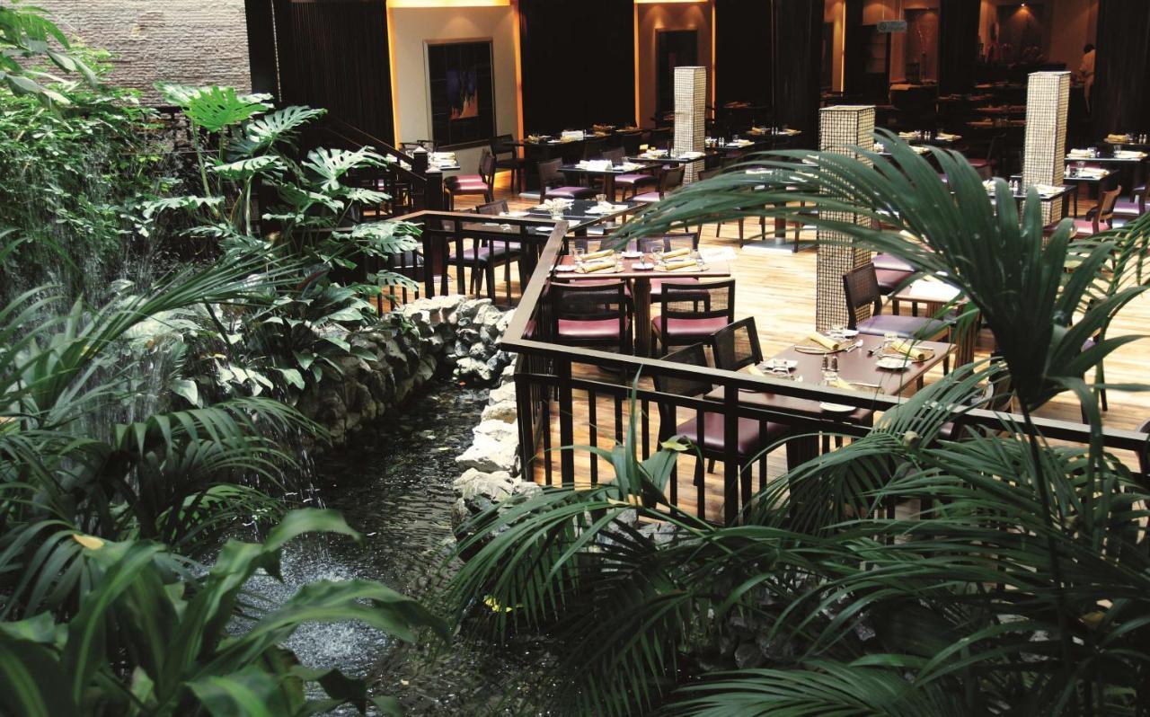Radisson Blu Resort, שארג'ה מסעדה תמונה The interior of the hotel